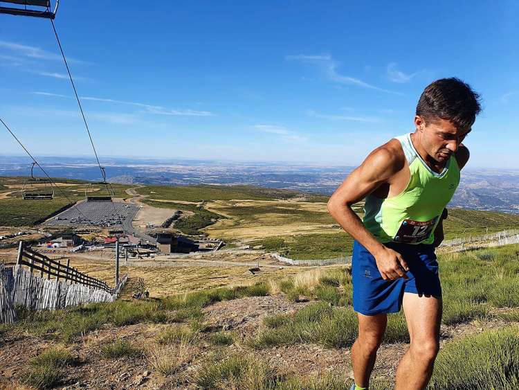 Corredor subiendo junto al telesilla de La Covatilla