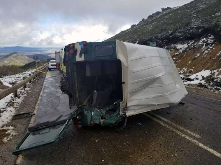 Land Rover siniestrado en la carretera de acceso a La Covatilla