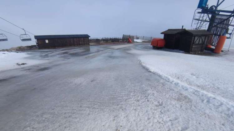 el agua arrastra la nieve en la estación de esquí de La Covatilla 
