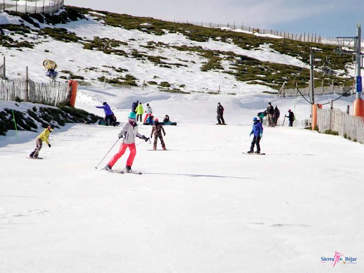 Varias personas esquiando en una de las pistas de la estación de esquí