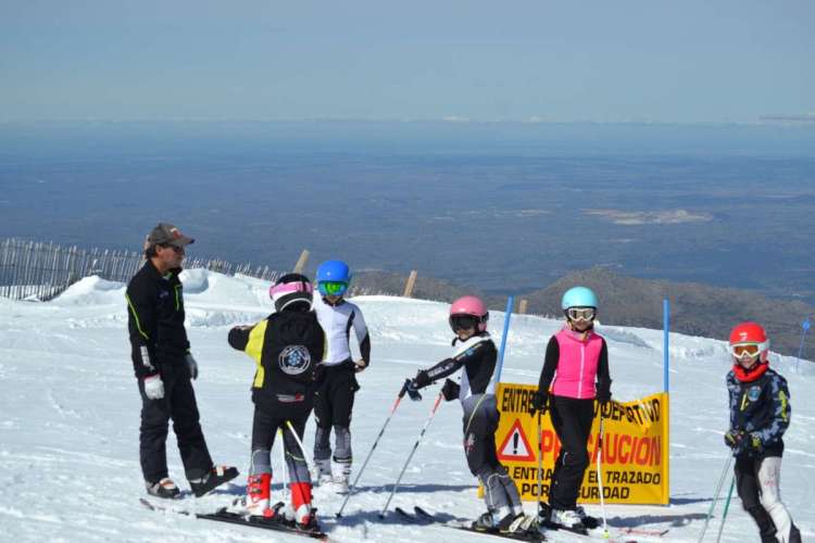 Niños y jóvenes practican esquí en La Covatilla. Archivo