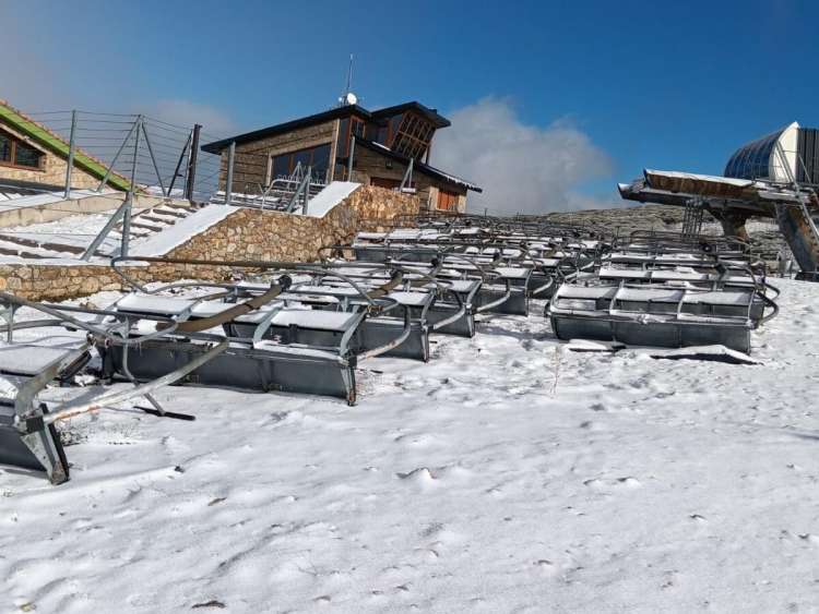 Sillas de Telesilla en el suelo de la estación de esquí Sierra de Béjar - La Covatilla