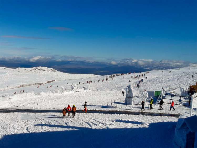 Montaña por personas al fondo