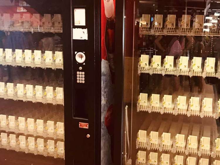 Maquinas expendedoras vacías en La Covatilla