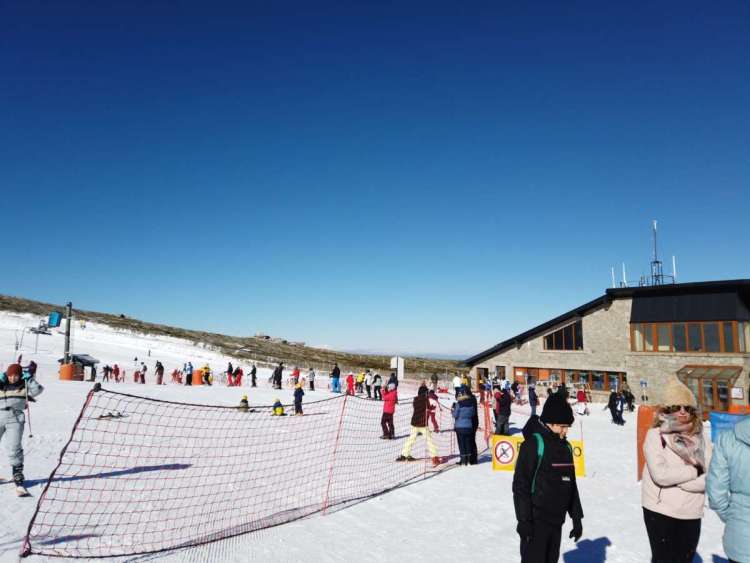 Pista de esquí de La Covatilla con esquiadores