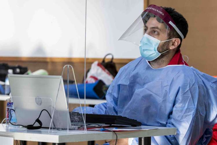 Técnico protegido con EPI  USAL. ARCHIVO