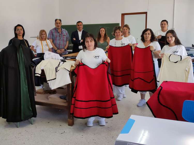 Antonio Labrador y Antonio Luengo junto a las mujeres participantes en el aula de Cristóbal