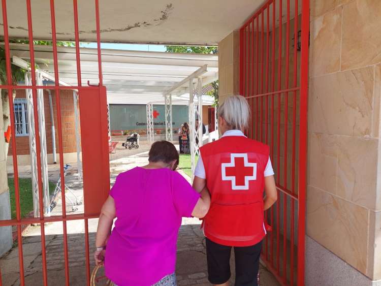 Voluntario de Cruz Roja acompañando a una persona