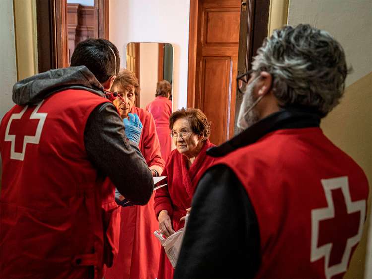 Voluntarios de Cruz Roja prestando ayuda a domicilio