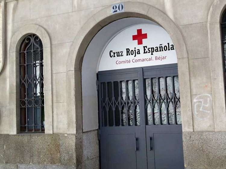 Puerta de la nueva sede de Cruz Roja en Béjar