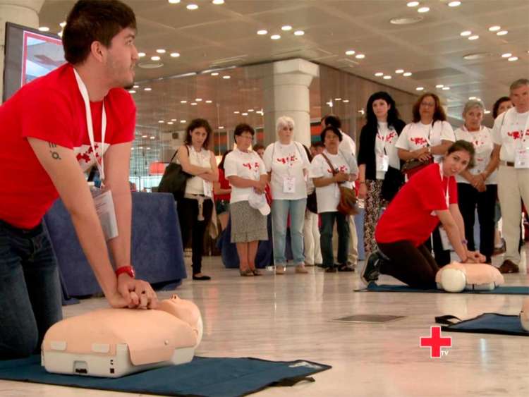 Miembros de Cruz Roja realizando tareas de reanimación durante un curso