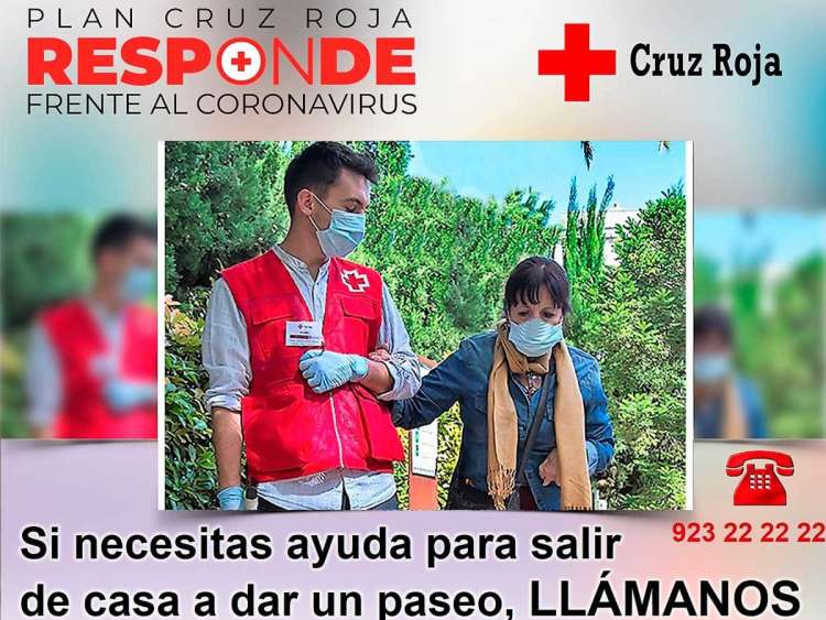 Voluntario paseando con una persona mayor. Teléfono del servicio de Cruz Roja: 923 22 22 22
