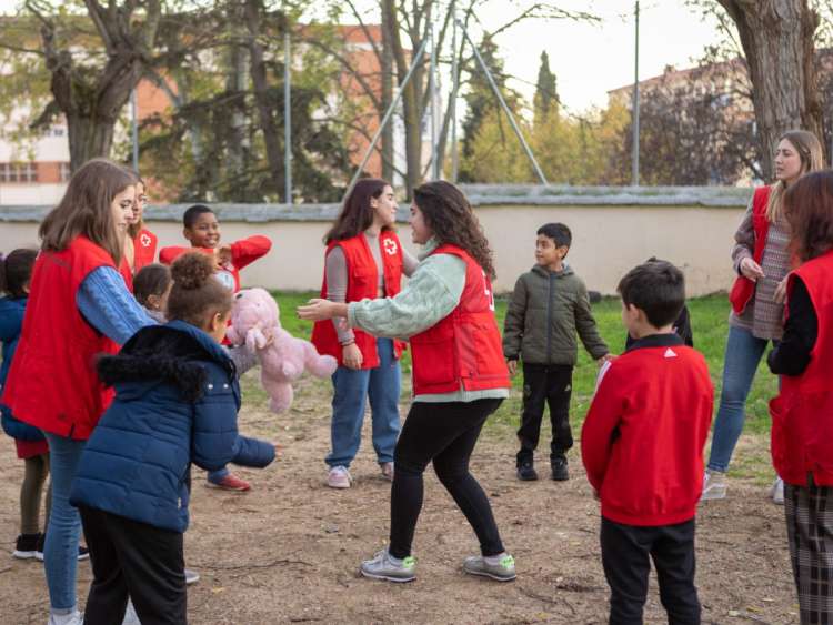Miembros de Cruz Roja jugando con niños