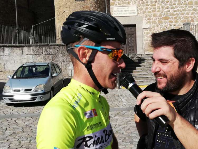 Carlos Cobos junto al periodista de Ser Béjar, David Sánchez