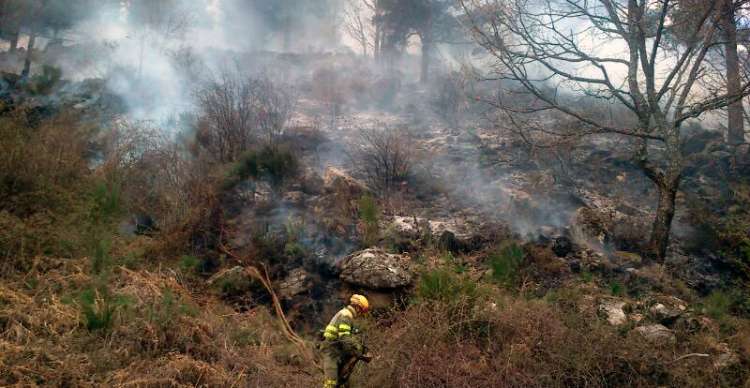 Bomberos apagando fuego en Candelario