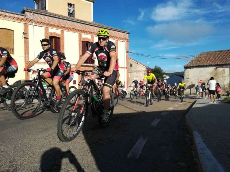 Varios corredores durante la disputa de la carrera