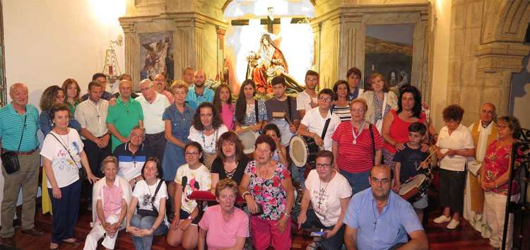 Miembros de la Hermandad durante la despedida a la virgen
