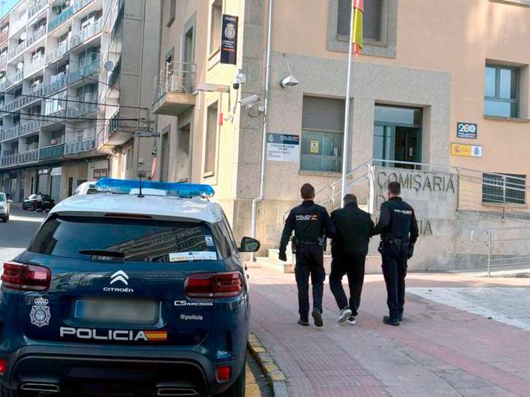 Agentes de la Policía Nacional de Béjar trasladan al detenido