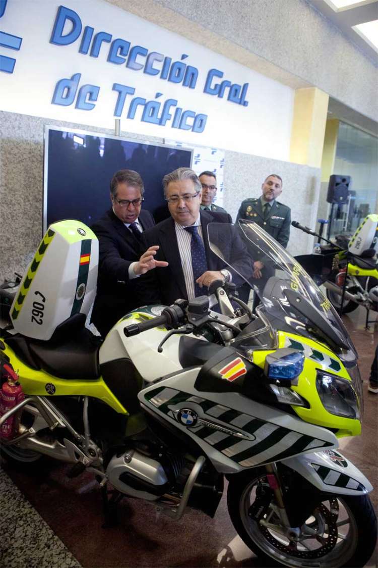 Ministro Zoido junto a una de las nuevas motos que pondrá en funcionamiento la DGT