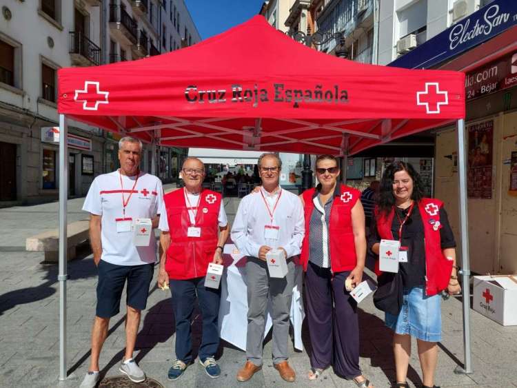 Varios voluntarios de Cruz Roja en una calle de Béjar portando huchas solidaridad