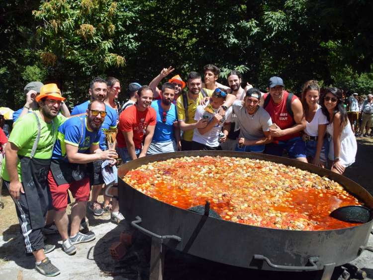 Ganadores del concurso del calderillo junto al caldero gigante