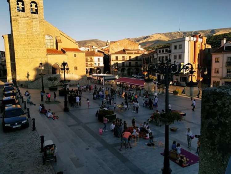 Plaza Mayor de Béjar con los juegos tradicionales del Día del Juego Itinerante