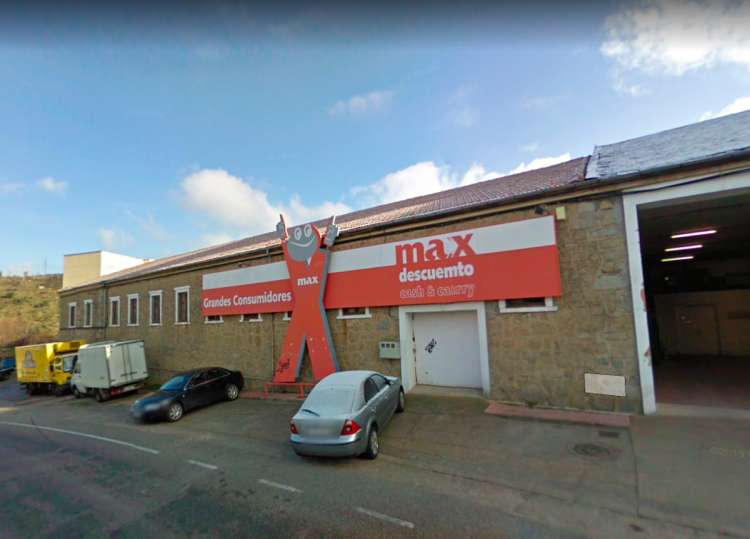 Fachada del establecimiento Max Descuento que cierra sus puertas en Béjar