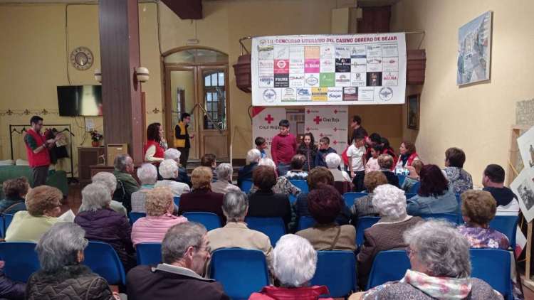 Lectura de poesía en el Casino Obrero de Béjar, junto a Cruz Roja,  en el Día internacional de la poesía