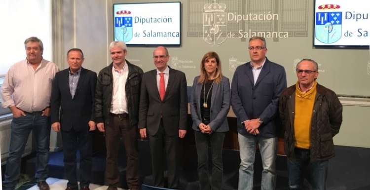 Javier Iglesias junto a los representantes de los Grupos de Acción Local de la provincia de Salamanca