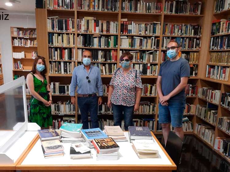 Momento de la donación de material del CEB a la biblioteca de Hervás