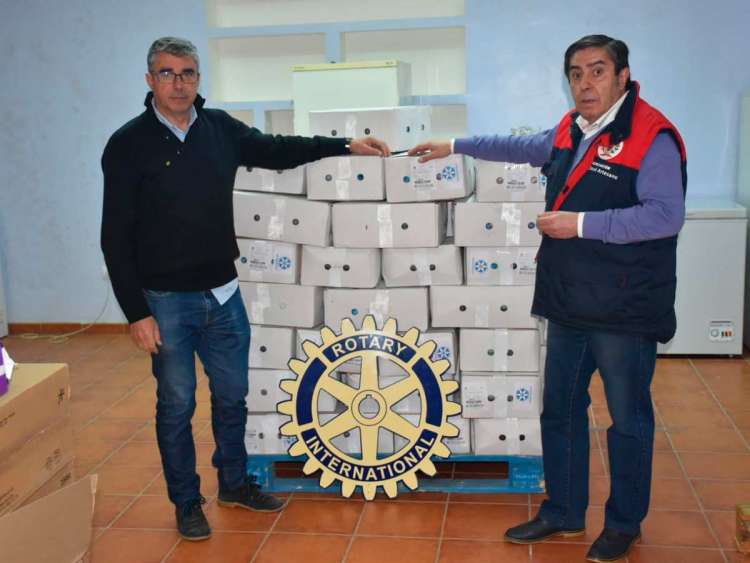 Momento de la donación del Rotary club a San José Artesano