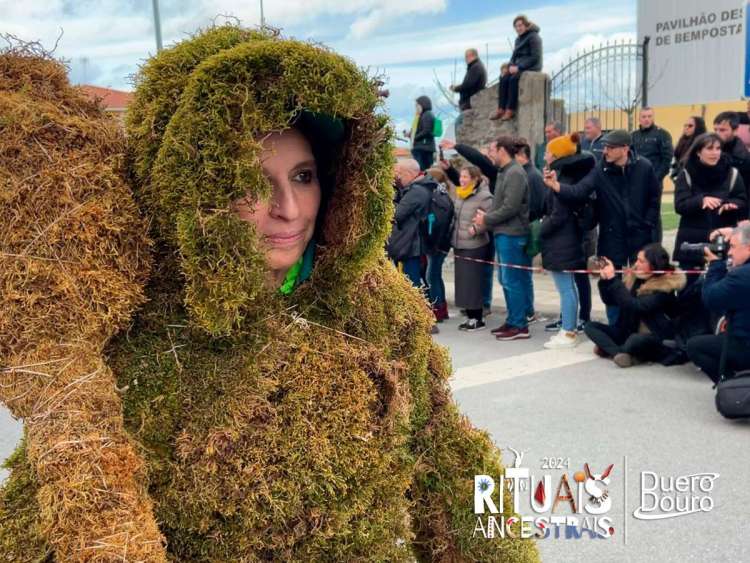 Hombres de Musgo desfilando por la calle