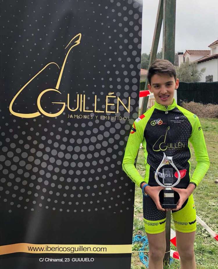 Rodrigo Hernández con el trofeo de ganador, en categoría infantil, en el I Trofeo BTT Ciudad de Béjar