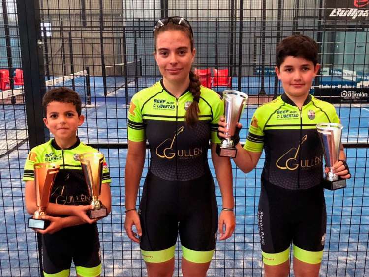 David Martín, Natalia Ovejero y Enrique Sánchez con los premios conseguidos en la prueba