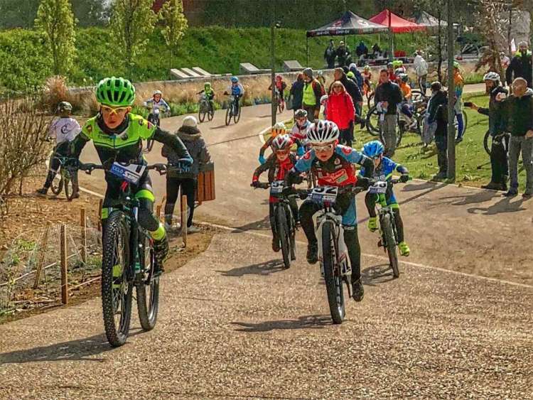 Varios ciclistas afrontando una subida en Arroyo de la Encomienda