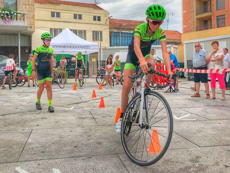 Corredores de la Escuela de Ciclismo Bejarana durante la Gymkana disputada en Guijuelo