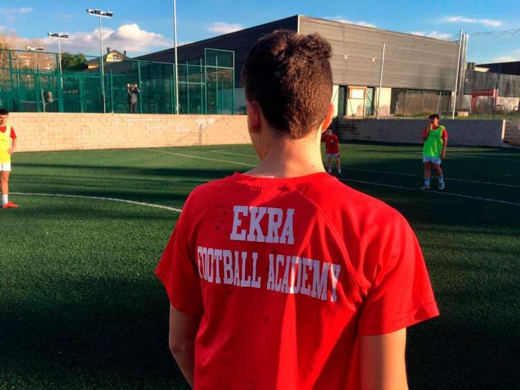 Jugador de Ekra de espaldas