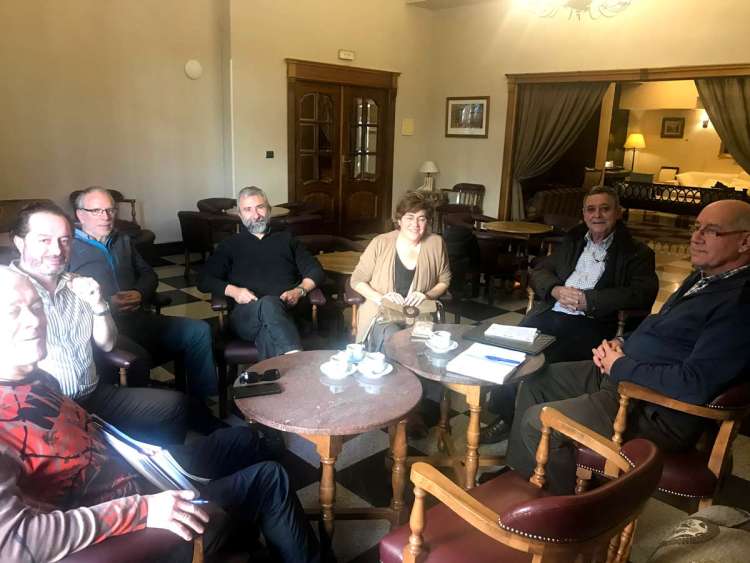 Elena Martín junto a los participantes en la reunión de la Plataforma por la Defensa de El Bosque de Béjar