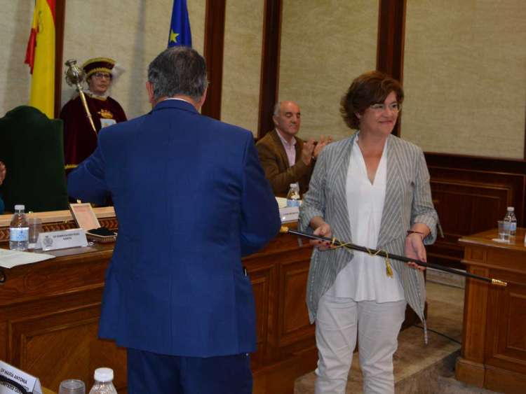 Elena Martín Vázquez recibe el bastón de mando de manos de Alejo Riñones