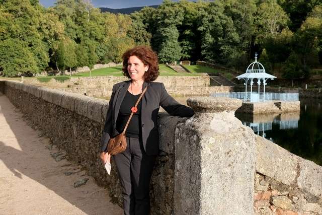 Elvira Sánchez junto al estanque de El Bosque de Béjar