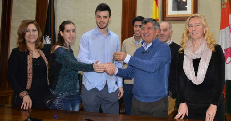 Alcalde y concejales de Béjar junto a los integrantes de Educatibot