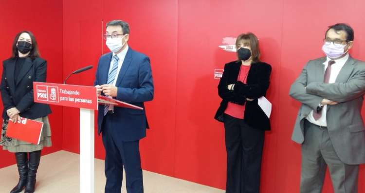 Varias personas en una rueda de prensa