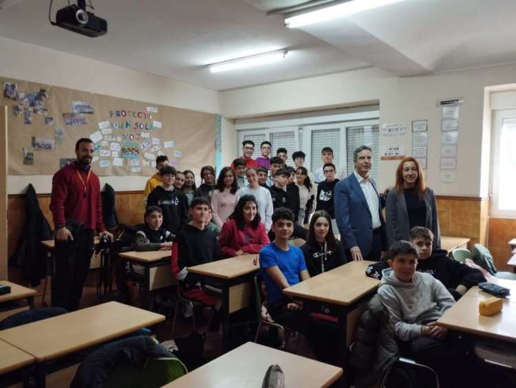 El medallista paralimpico y político, el bejaranos, Enrique Sánchez Guijo con los alumnos del Maria Auxiliadora