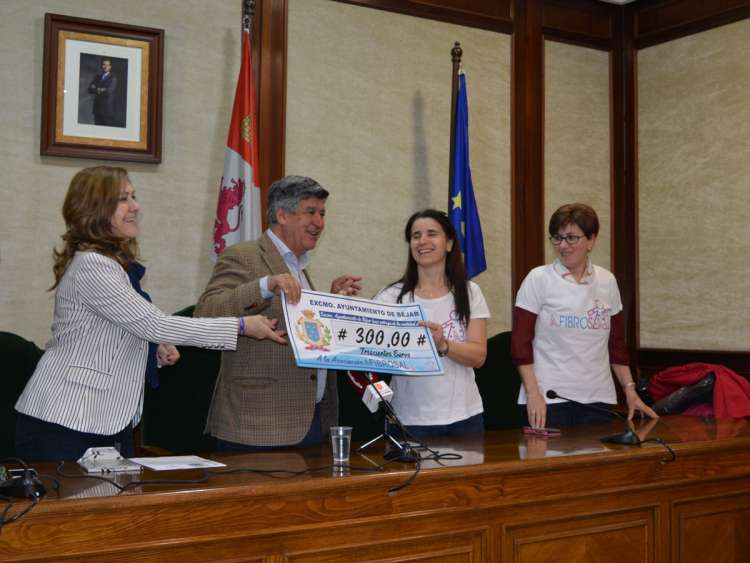Momento de la entrega del cheque de 300 euros
