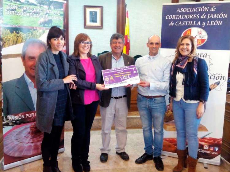 Entrega del cheque a la la asociación de familiares de enfermos de Alzheimer
