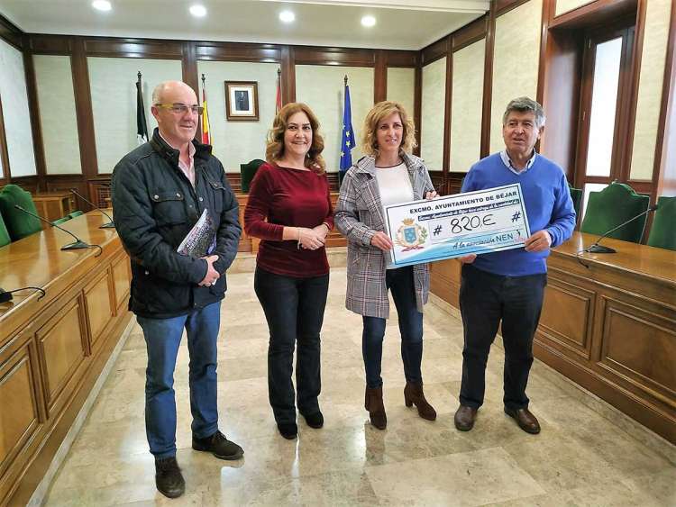 Alejo Riñones, Purificación Pozo y Alejandro Romero junto a la responsable de la Asociación Nen mostrando el cheque