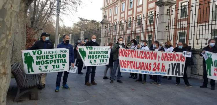 Representantes de la plataforma en defensa del hospital de Béjar frente a la Consejería de Sanidad en Valladolid