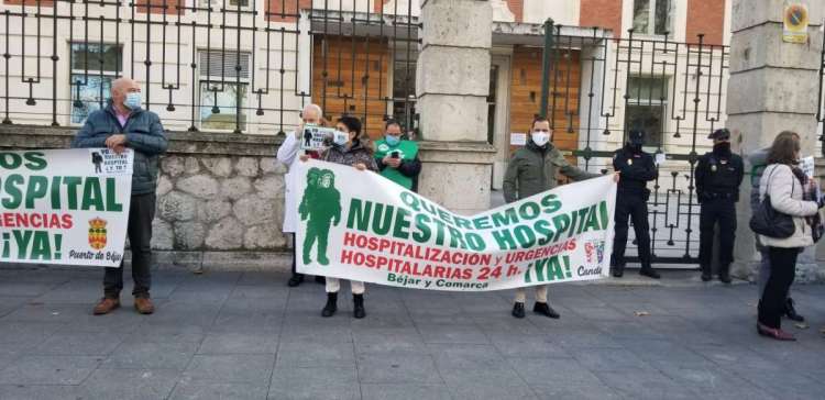 Representantes de la plataforma en defensa del hospital de Béjar frente a la Consejería de Sanidad en Valladolid