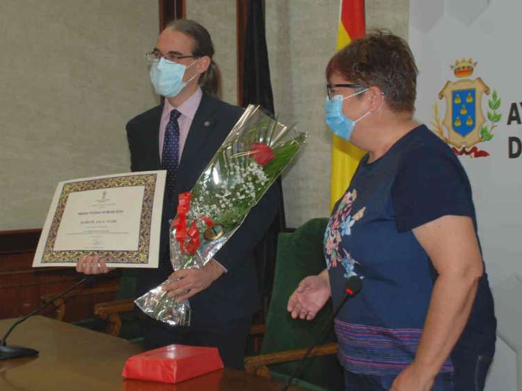 La presidenta del Centro de Estudios bejaranos entrega el premio al ganador