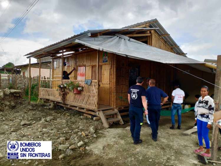Entrega de viviendas solidarias en  Ecuador